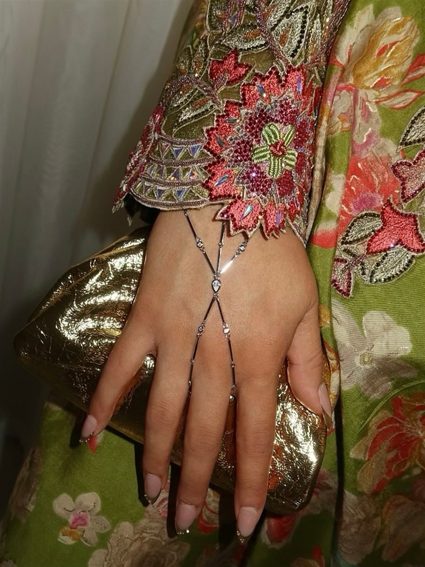 Sagee Signature Hand chain